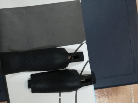 Se vende maletín  de pistola WALTHER P99 con lo accesorios que se ven en las fotos. 
Saludos 01