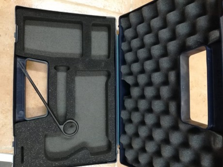 Se vende maletín  de pistola WALTHER P99 con lo accesorios que se ven en las fotos. 
Saludos 00
