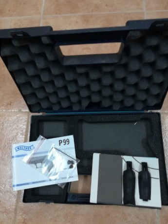 Se vende maletín  de pistola WALTHER P99 con lo accesorios que se ven en las fotos. 
Saludos 10