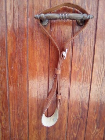 Buenos días, pongo a la venta un guante talla M sin uso y una correa de cuero, por tener varios y estar 102