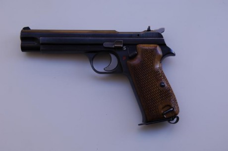 VENDO PISTOLA SIG 210 , CALIBRE 22 L.R, FABRICADA EN LOS AÑOS 50 , CON NUMERO 42424 , PIEZA DIFICIL DE 01