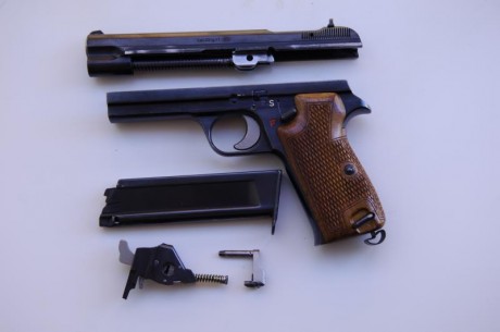 VENDO PISTOLA SIG 210 , CALIBRE 22 L.R, FABRICADA EN LOS AÑOS 50 , CON NUMERO 42424 , PIEZA DIFICIL DE 00