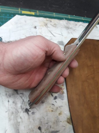 Cuchillo de combate MT Centurión, tipo "bowie" de 16 cm. de hoja con sangradera. Construcción 01