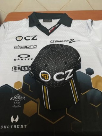 Se vende camista y gorra cz estan sin estrenar
Talla M
Preco 60 euros 00