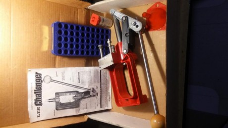 Vendo conjunto (Completo no por separado) de recarga compuesto de dos prensas (Una nueva homologada):
-Prensa 10