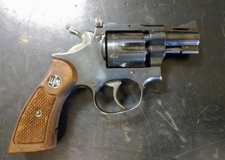 Se vende revólver Llama modelo 27, dos pulgadas, calibre 32 SW.
Guiado en A.
Está en La Coruña.
Retirado 01