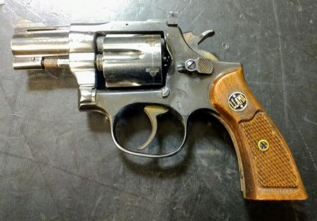 Se vende revólver Llama modelo 27, dos pulgadas, calibre 32 SW.
Guiado en A.
Está en La Coruña.
Retirado 00