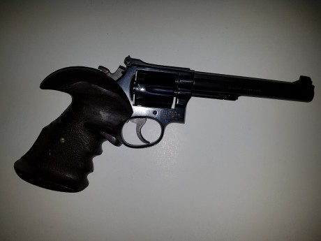 Hola a todos, un compañero vende un revolver SW K14 calibre 38 special y otro del calibre 22lr.
el 38 01