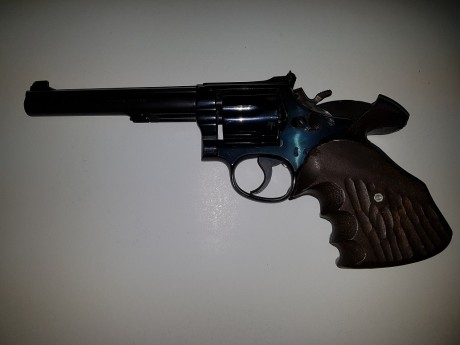 Hola a todos, un compañero vende un revolver SW K14 calibre 38 special y otro del calibre 22lr.
el 38 00
