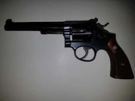 Hola a todos, un compañero vende un revolver SW K14 calibre 38 special y otro del calibre 22lr.
el 38 11