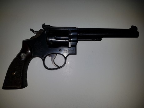 Hola a todos, un compañero vende un revolver SW K14 calibre 38 special y otro del calibre 22lr.
el 38 10