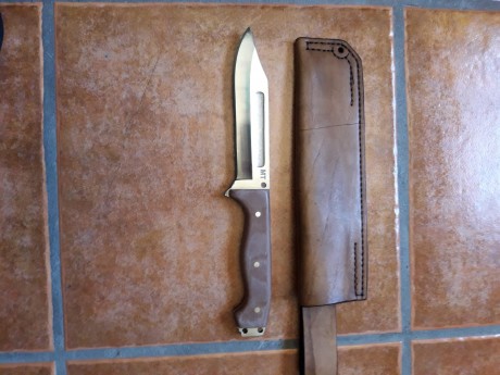 Cuchillo de combate MT Centurión, tipo "bowie" de 16 cm. de hoja con sangradera. Construcción 12