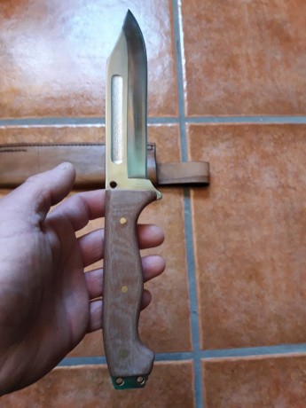 Cuchillo de combate MT Centurión, tipo "bowie" de 16 cm. de hoja con sangradera. Construcción 20