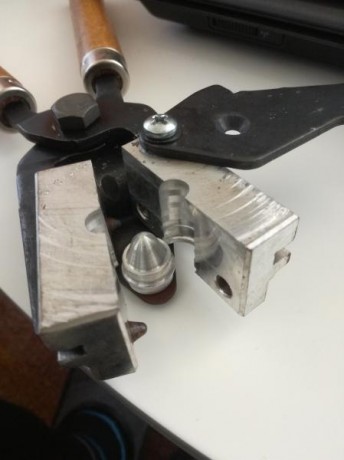 Ordenando los trastos he encontrado este molde Lee para proyectil minié que creo que solo utilicé una 01