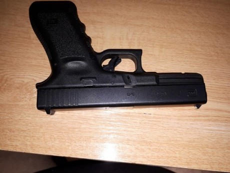 VENDO GLOCK 17  3 generacion con 300 tiros está en murcia 380 euros con portes a península 01