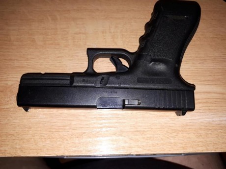 VENDO GLOCK 17  3 generacion con 300 tiros está en murcia 380 euros con portes a península 00