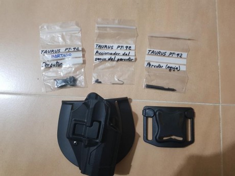 Se vende pistola taurus pt92 en perfectas condiciones , unos 150 tiros, con dos cargadores , varias piezas 00