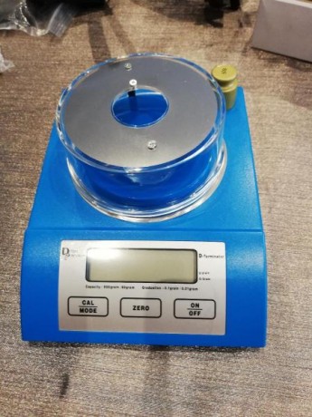 Vendo báscula digital de alta precisión de la marca Dillon.  Precio: 90 euros 00