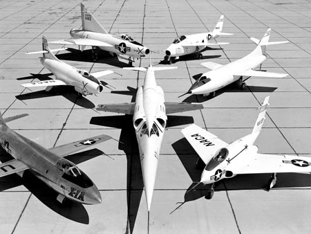 Me pareció interesante:

X-31
F-15s/MTD
SR-71
F-106
F-16XL
X-38
Avión controlado por radio (nodriza)
X-36 50