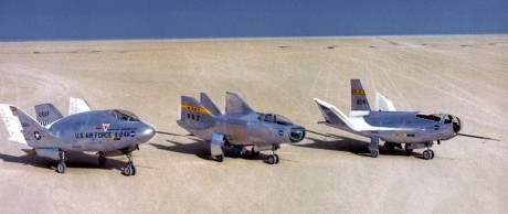 Me pareció interesante:

X-31
F-15s/MTD
SR-71
F-106
F-16XL
X-38
Avión controlado por radio (nodriza)
X-36 60