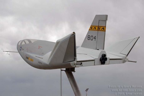Me pareció interesante:

X-31
F-15s/MTD
SR-71
F-106
F-16XL
X-38
Avión controlado por radio (nodriza)
X-36 90