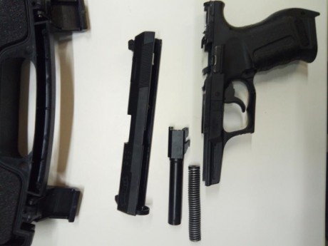 Vendo mi pistola particular walther p99 con 3 cargadores,  maletín nuevo,  cachas y funda de nylon  para 01
