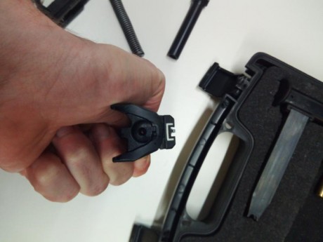 Vendo mi pistola particular walther p99 con 3 cargadores,  maletín nuevo,  cachas y funda de nylon  para 10