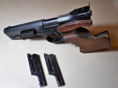 Vendo esta icónica pistola de competición de fuego central. La vendo con maletín de transporte de aluminio, 02