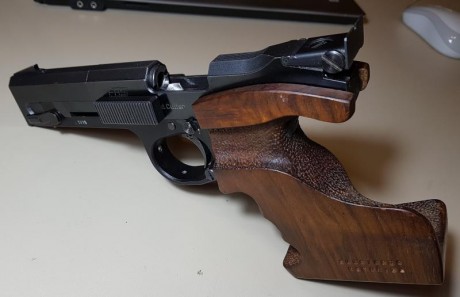 Vendo esta icónica pistola de competición de fuego central. La vendo con maletín de transporte de aluminio, 12