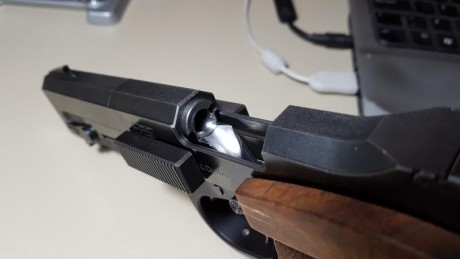 Vendo esta icónica pistola de competición de fuego central. La vendo con maletín de transporte de aluminio, 11
