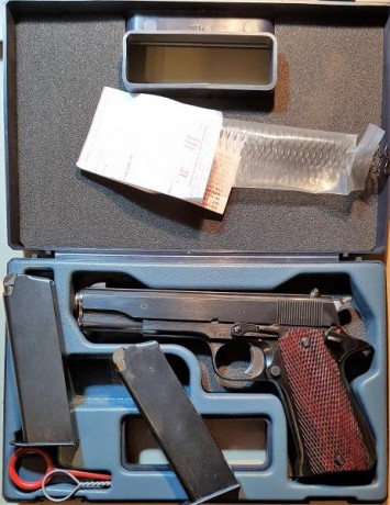Vendo esta emblemática pistola militar española. Va acompañada de la caja/estuche de la foto, dos cargadores 01