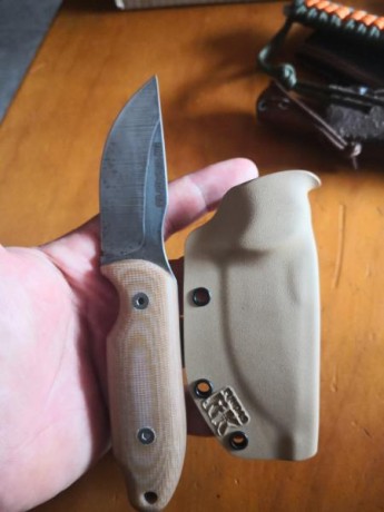 Un cuchillo en acero 1095 funda de kydex muy compacto  además de hergonomico se adapta a la mano perfectamente 02