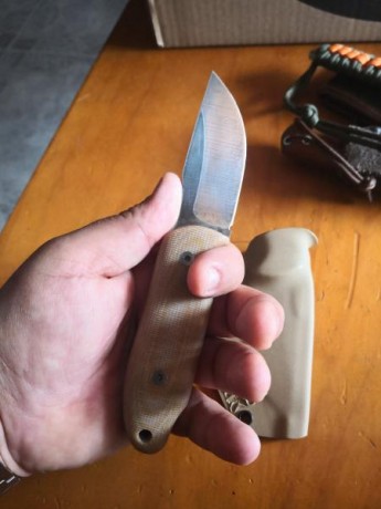 Un cuchillo en acero 1095 funda de kydex muy compacto  además de hergonomico se adapta a la mano perfectamente 01