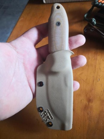 Un cuchillo en acero 1095 funda de kydex muy compacto  además de hergonomico se adapta a la mano perfectamente 00
