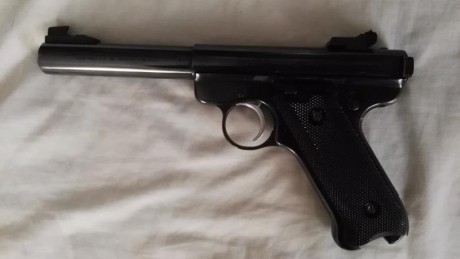 Vendo ésta pistola Ruger Mark II del calibre 22 . Se encuentra en buen estado de funcionamiento , con 00