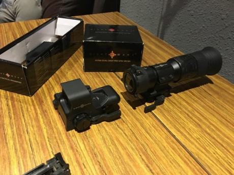 Vendo conjunto SIGHTMARK holografico con puntero láser + magnificador de 5 aumentos .... con embalaje 01