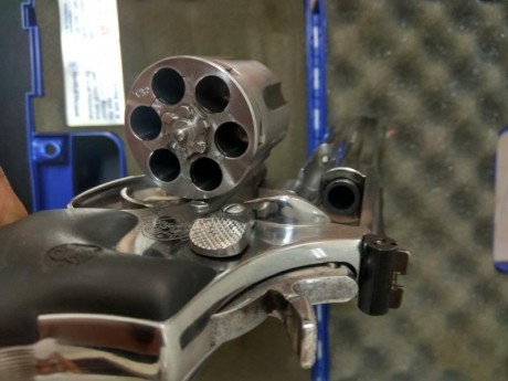 Vendo revólver  S&W 686-4 de 6 pulgadas. Calibre 357 pero también se puede usar con el 38 especial. 01