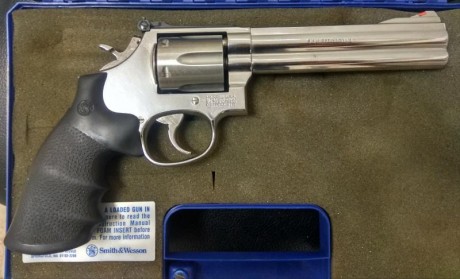 Vendo revólver  S&W 686-4 de 6 pulgadas. Calibre 357 pero también se puede usar con el 38 especial. 00