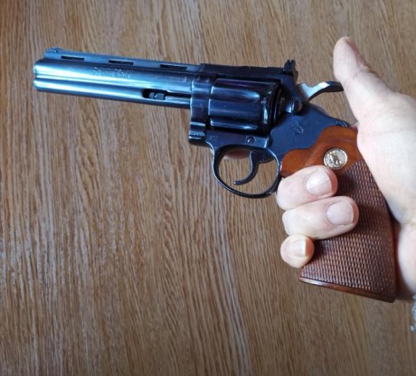 Vendo revolver Colt  DaimodBack  long rifle de 6" 
Su estdo es inmejorableera joyita . como ya sabreis 00