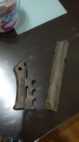 Buenas pues os dejo unas fotos de el grip , la rabera y carrillera de la impact impresos en 3D con filamento 10