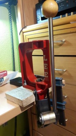 Sigo limpiando el armero, vendo prensa LEE con el soporte de la palanca cambiado por uno de LEE pro mil 01