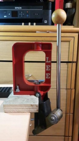 Sigo limpiando el armero, vendo prensa LEE con el soporte de la palanca cambiado por uno de LEE pro mil 00