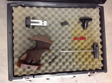 Se vende maletín, alza, punto de mira, empuñadura y las llaves que se ven en la foto (una de ellas es 00