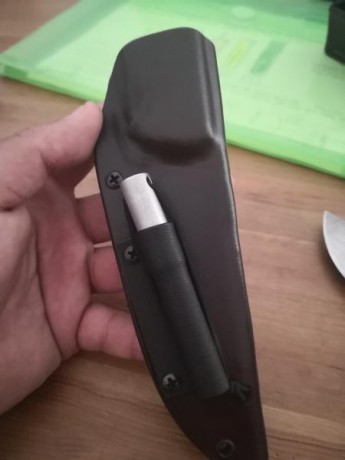 Se vende este conocido cuchillo de la marca tops con in lar de salidas las medidas son 11cm de hoja y 00