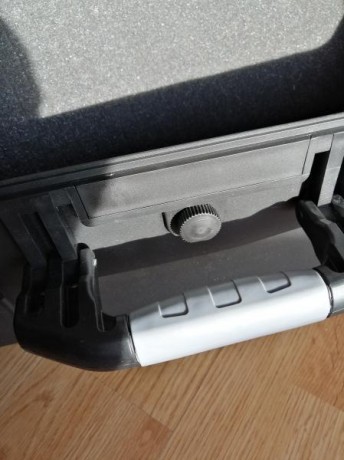 Vendo maleta estanca de transporte con ruedas 
60 € no negociables
 Solo entrega en mano en Zaragoza  11