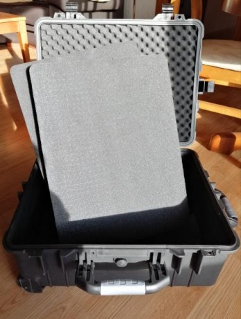 Vendo maleta estanca de transporte con ruedas 
60 € no negociables
 Solo entrega en mano en Zaragoza  10