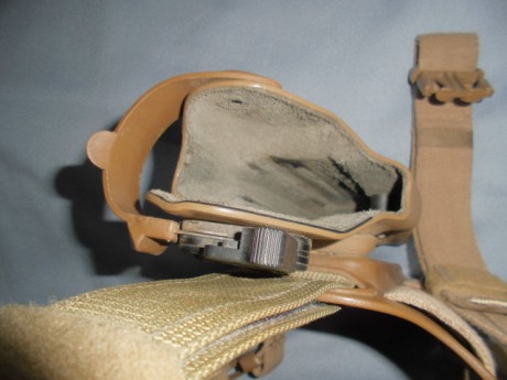 Hola, 
Un compañero me pide que ponga esta funda en venta, es una Safariland de pernera, es para la HK 11