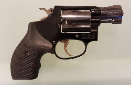 Se vende revolver Smith Wesson "Chief" modelo 37, calibre 38 Spl. 
Peso de 420 gramos, entra 01