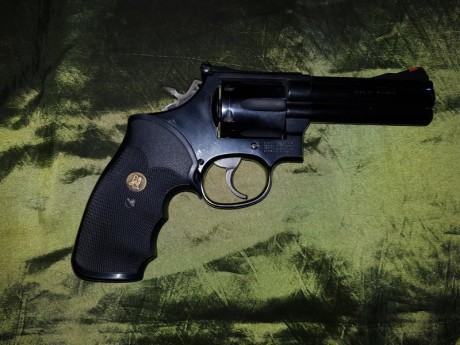 vendo CZ75B 9mmpb po 250 er
revolver S&W 586  357 MAGNUM de 4 pulgada por 250 er
y armero en cuanto 10