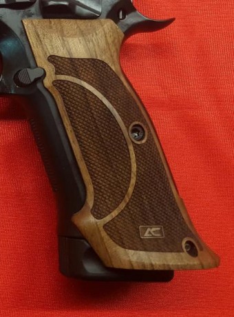   Hola foro.

Vendo esta maravillosa cacha, para CZ75..compatibles para los modelos: SPORT II, VIPER, 20